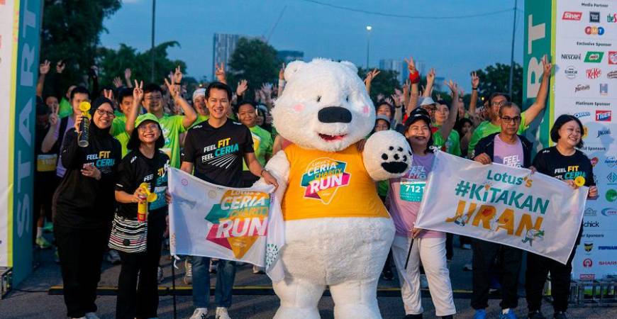 Flagging off of Lotus’s CCR’25 5km categories by Saksit (third from left), together with Lotus’s Malaysia executive committee members and mascots LoLo, Cookie Guy, Tigo, Cola Bear.