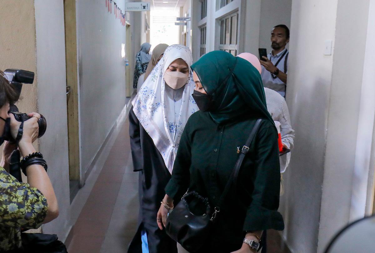 Ibu kepada Zayn Rayyan, Ismanira Abdul Manaf, 30, (kiri). - ADIB RAWI YAHYA/THESUN