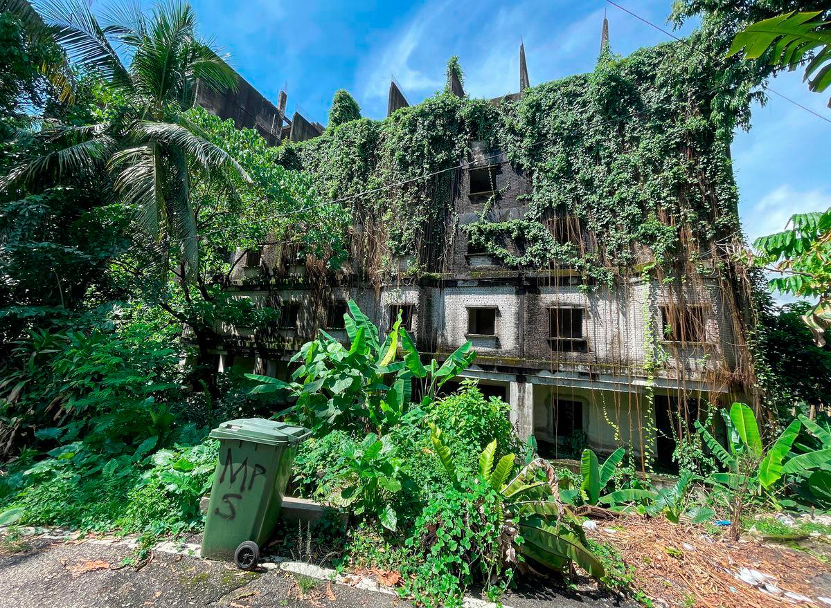 An abandoned housing development project stands in decay, highlighting the Housing and Local Government Ministry’s renewed push to hold developers accountable. – theSunpix