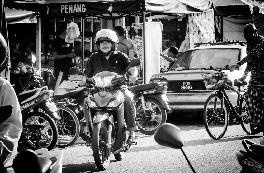 $!Azizah ride her motorcycle fromher house at Kampung Teluk to a wet market in Sungai Dua to buy daily supplies to cook for her disable sisters.