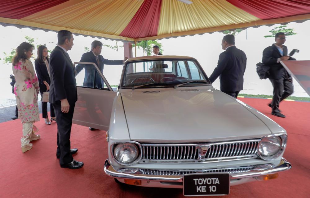 $!Sultan Sharafuddin Idris Shah (behind the car’s right door) looking at a first-generation Toyota Corolla (model designation ‘KE10’), which was also the first Toyota model to be assembled by the then-Champion Motor in Shah Alam back in 1968.