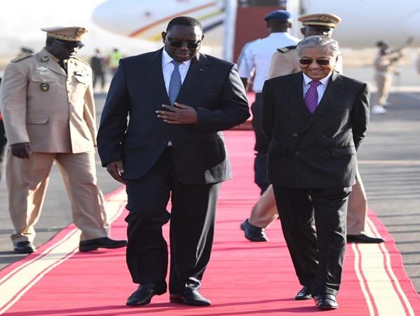 Tun Dr Mahathir Mohamad accompanied by Senegal President Macky Sall himself upon arrival in Dakar, on Jan 17, 2019. — Bernama