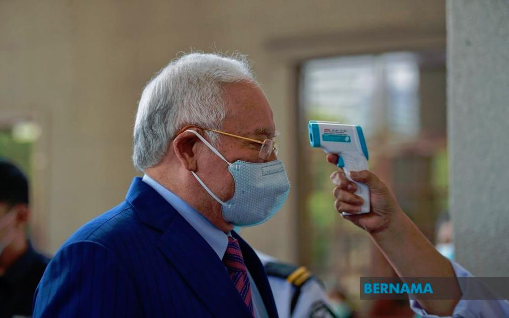 Bekas Perdana Menteri Datuk Seri Najib Tun Razak menjalani pemeriksaan suhu badan ketika hadir ke Kompleks Mahkamah Kuala Lumpur untuk perbicaraan kes 1Malaysia Development Berhad (1MDB).