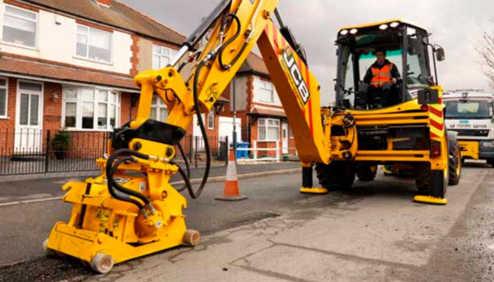 With the JCB 3CX Potholemaster, road repairs can be done with minimum disruption. $!With the JCB 3CX Potholemaster, road repairs can be done with minimum disruption.