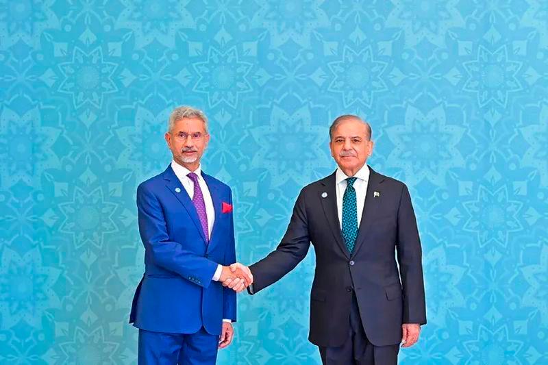 Indian Foreign Minister Subrahmanyam Jaishankar shakes hands with Pakistan’s Prime Minister Shehbaz Sharif during the first visit to Islamabad - AFPpix