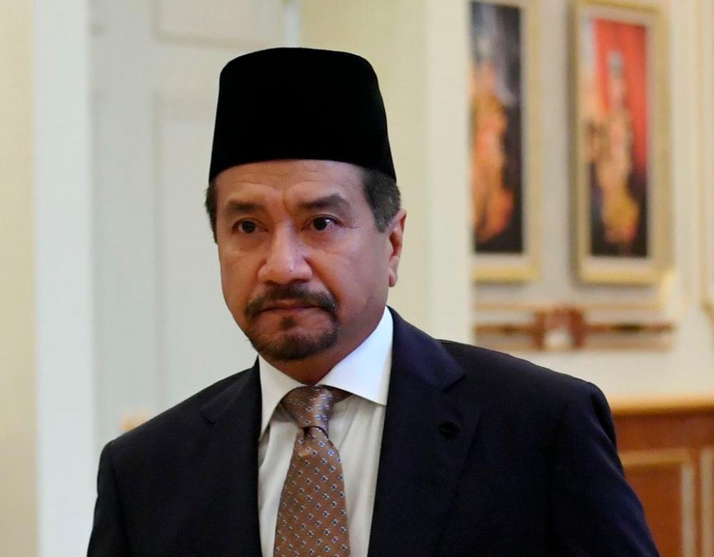 Strenghten ties among Muslims: Sultan Mizan
