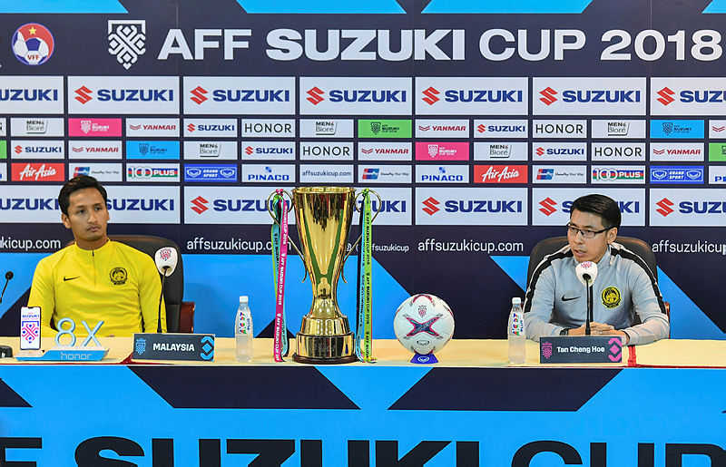 National head coach Tan Cheng Hoe (R) and Harimau Malaya captain Zaquan Adha Abdul Radzak (L) during a press conference in Hanoi on December 14, 2018 — AFP