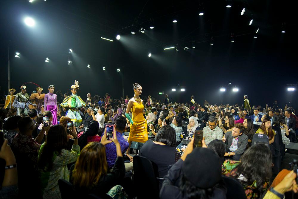 Celebrating fashion and championing Malaysian heritage and creativity on the runway.