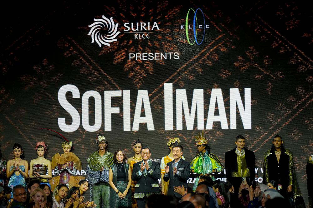 The opening show was a vibrant affair, graced by KLCC (Holdings) Sdn Bhd group CEO Datuk Mohd Salem Kailany (centre) and Suria KLCC Sdn Bhd executive director and CEO Francis Tan (front row, right). $!The opening show was a vibrant affair, graced by KLCC (Holdings) Sdn Bhd group CEO Datuk Mohd Salem Kailany (centre) and Suria KLCC Sdn Bhd executive director and CEO Francis Tan (front row, right).