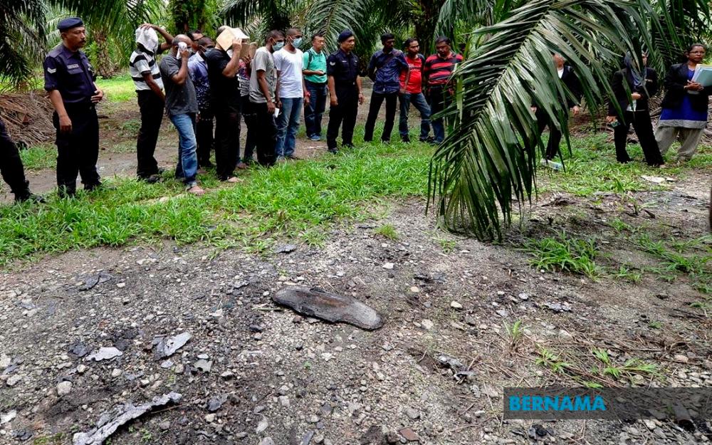 Tertuduh berkaitan kes bunuh Timbalan Pendakwa Raya, mendiang Datuk Anthony Kevin Morais dibawa ke lokasi kereta milik mendiang ditemui, dekat Kampung Sungai Samak. $!Tertuduh berkaitan kes bunuh Timbalan Pendakwa Raya, mendiang Datuk Anthony Kevin Morais dibawa ke lokasi kereta milik mendiang ditemui, dekat Kampung Sungai Samak.