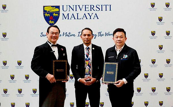 Osteocare founder Datuk Dr Erik Leong Yann Khuan (left) with the Head of Executive Diploma International Cluster, UMCCE Mohamad Amir Fitri Latif (centre) and Itrademark Director Datuk Dr Francis Choong–Bernamapix