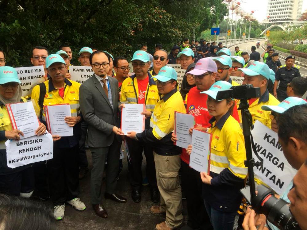 Led by Lynas M’sia senior HR Manager Jumaat Mansor, the group also delivered a memorandum addressed to the Prime Minister that urged the govt to objectively review the Australian miner’s operations in the country.
