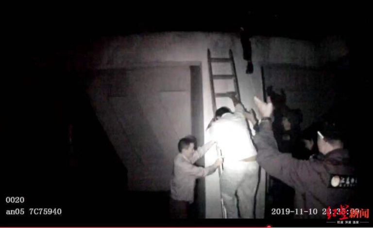 Police persuade the Chinese man from jumping off the building. — Pix from iFeng