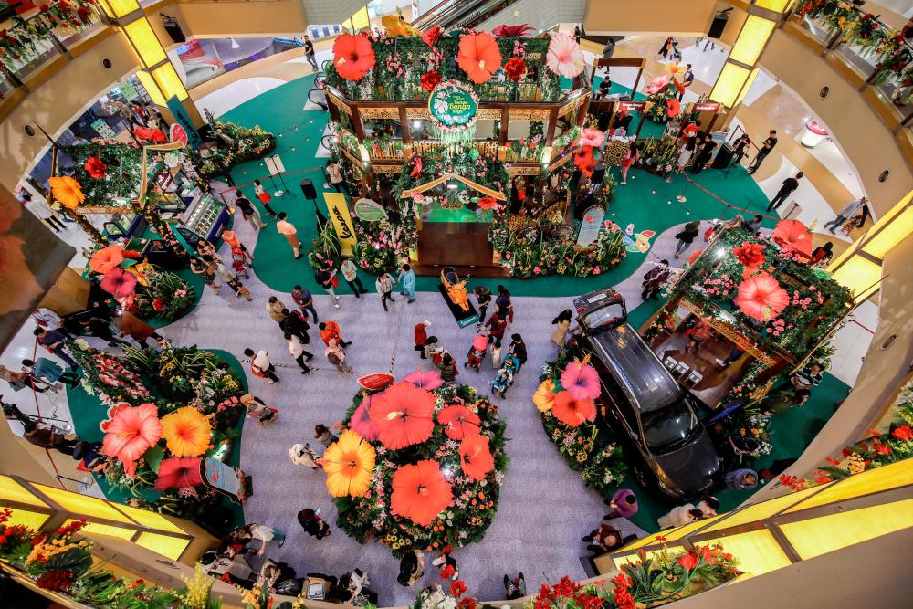 $!The Sunway Pyramid Mall is decorated in floral arrangements where shoppers can immerse in a journey through the unique indoor garden with five different activities, each representing a petal of a bunga raya.