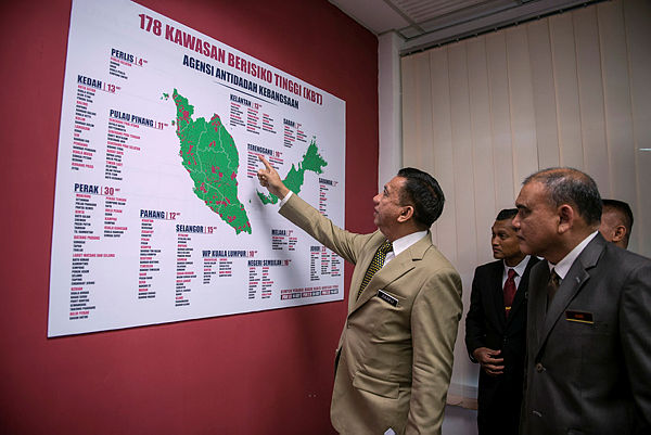 AADK director-general Datuk Seri Zulkifli Abdullah inspects a map of high risk areas for drug use, during the launch of the AADK 24 hour hotline on Dec 28, 2018. — Bernama