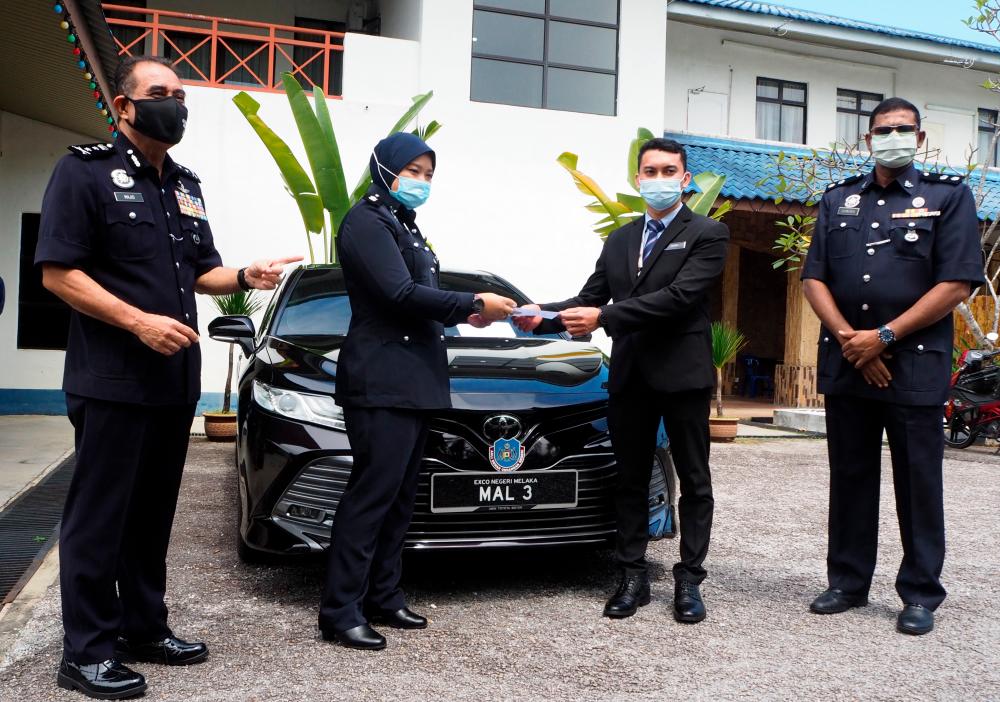State police chief Datuk Abdul Majid Mohd Ali (left). BERNAMApix