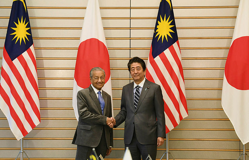 Prime Minister Tun Dr Mahathir Mohamad and his Japanese counterpart Shinzo Abe pose for a photo, on May 31, 2019. — Bernama
