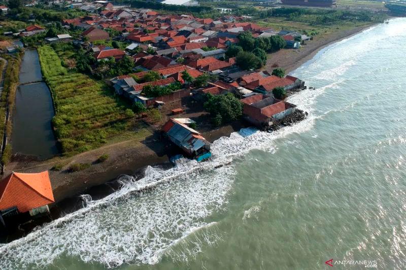 Aerial photo of houses damaged by abrasion on the North Coast, Sidaharja Village, Tegal District, Central Java. Photo: Antara