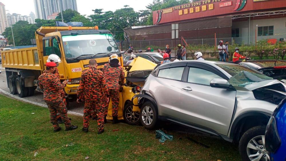 The terrifying accident along Jalan Ipoh on Monday afternoon caused damages to seven vehicles. – Twitter