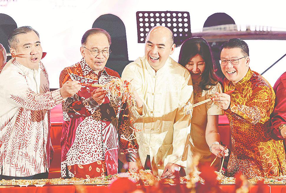 Anwar (second, left), Transport Minister Anthony Loke Siew Fook (left), Ng (third, left) and Housing and Local Government Nga Kor Ming (right) tossing yee sang at the 2025 ACCCIM Chinese New Year Reception today. – Bernamapic