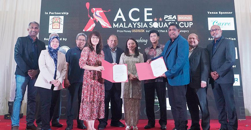 A Memorandum of Understanding (MoU) was signed between ACE Sports &amp; Management and UWE at the same event, witnessed by YB Hannah Yeoh (centre).