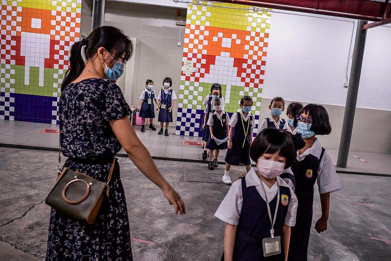 $!Various behaviors of first year students on the first day of school at Khai Chee Chinese National Type School (SJK), Segambut today. - ADIB RAWI YAHYA/THESUN