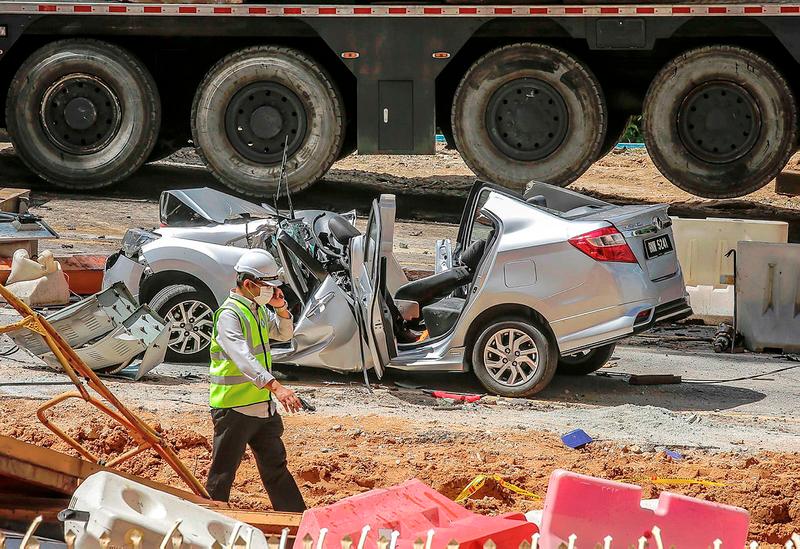 $!A crane fell at the construction site of the Sungai Besi Ulu-Klang Expressway (SUKE) Package CA3 Project and hit a public vehicle passing through the area. So far, 3 individuals are believed to have died in the accident during a survey at Persiaran Alam Damai here today. - ADIB RAWI YAHYA/THESUN