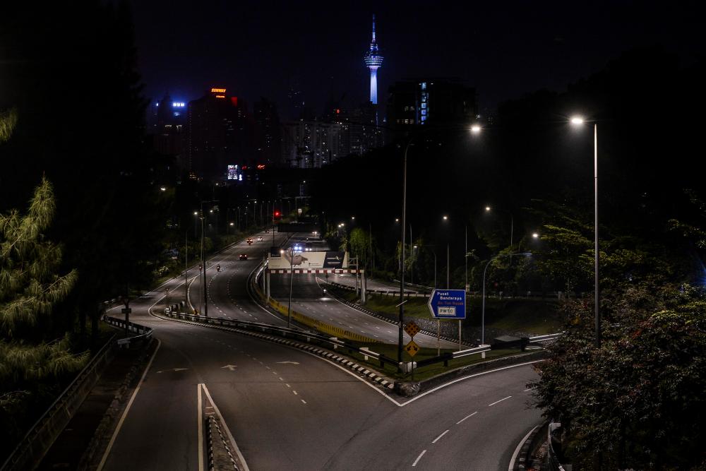 $!PLAYING SAFE ... Jalan Tun Razak in Kuala Lumpur was a picture of desolation on Wednesday night as people heed the conditional movement control order amid fears of escalating Covid cases recently. – ADIB RAWI YAHYA/THESUN