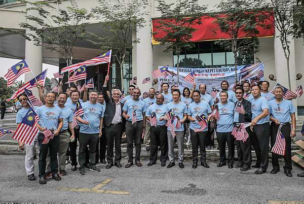 The KLSCCCI organised a flag raising ceremony and Jalur Gemilang distribution activity in conjunction with the 62nd National Day celebrations, at Kuala Lumpur today. — Sunpix by Adib Rawi Yahya,