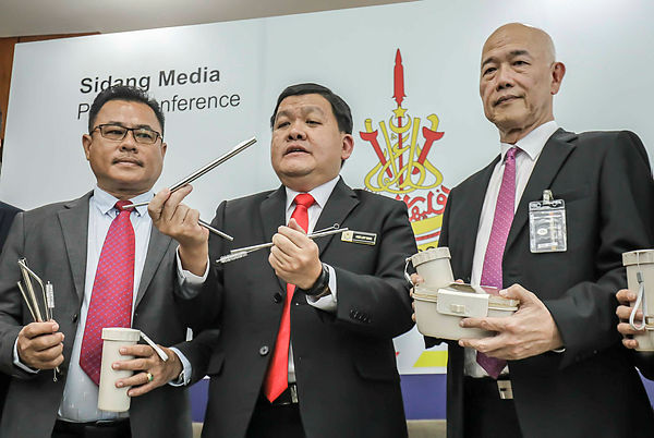 Selangor state’s environment, green technology, science, technology and innovation and consumer affairs committee chairman Hee Loy Sian (C) during a press conference on the plastic free campaign at the Annex Building of the Selangor State Assembly. — Sunpix by Adib Rawi Yahya