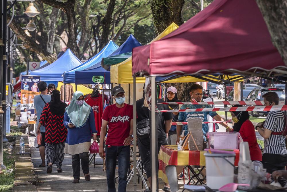 $!WELCOMED MOVE ... Petty traders setting up stalls after Kuala Lumpur City Hall launched a scheme to allow anyone to engage in small businesses at any suitable location in the city from Nov 15 to April 15, 2021. – ADIB RAWI YAHYA/THESUN
