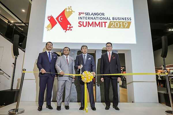 Sultan Selangor Sultan Sharafuddin Idris Shah (second from right) officiating the opening ceremony of SIBS 2019 at the Malaysia International Trade &amp; Exhibition Centre, Kuala Lumpur today. Also present are (from left) Invest Selangor Bhd CEO Datuk Hasan Azhari Idris, Amirudin and Teng.