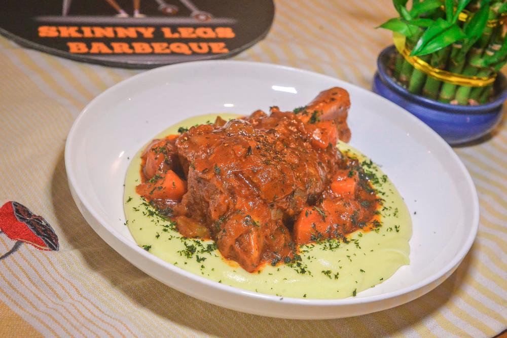 Smoked- braised lamb shank with a silk smooth garlic mashed potatoes. – ADIB RAWI YAHYA/THESUN $!Smoked- braised lamb shank with a silk smooth garlic mashed potatoes. – ADIB RAWI YAHYA/THESUN