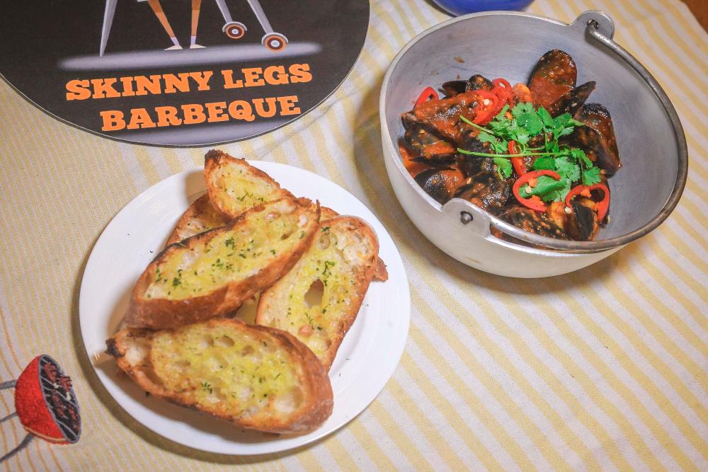 Chilli mussels with sourdough garlic bread. – ADIB RAWI YAHYA/THESUN $!Chilli mussels with sourdough garlic bread. – ADIB RAWI YAHYA/THESUN