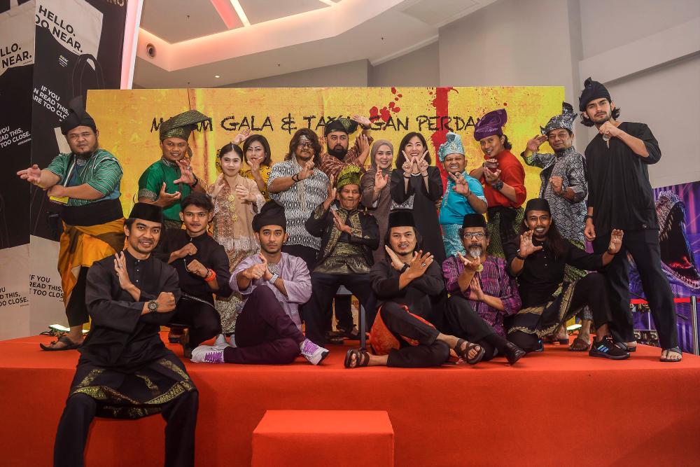 Crew and cast during the gala night premiere. – PICS BY ADIB RAWI YAHYA/THESUN