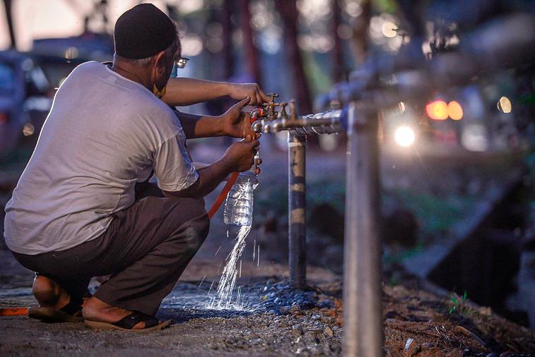 $!People fetch water from public taps following water crisis at AU3, Lembah Keramat.- ADIB RAWI/THESUN