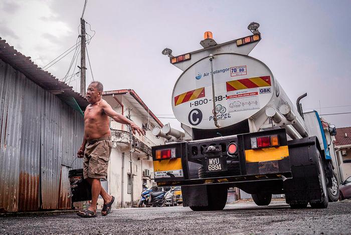 $!People fetch water from water tank trucks following water crisis at Jalan Cengal, Setapak.– ADIB RAWI YAHYA/THESUN