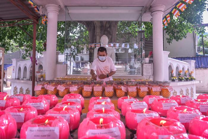 $!A member of the Maha Vihara Buddhist Temple Committee make a prayer at the temple during a survey in conjunction with Wesak Day during the Movement Control Order (PKP) 3.0 today. - ADIB RAWI YAHYA THESUN