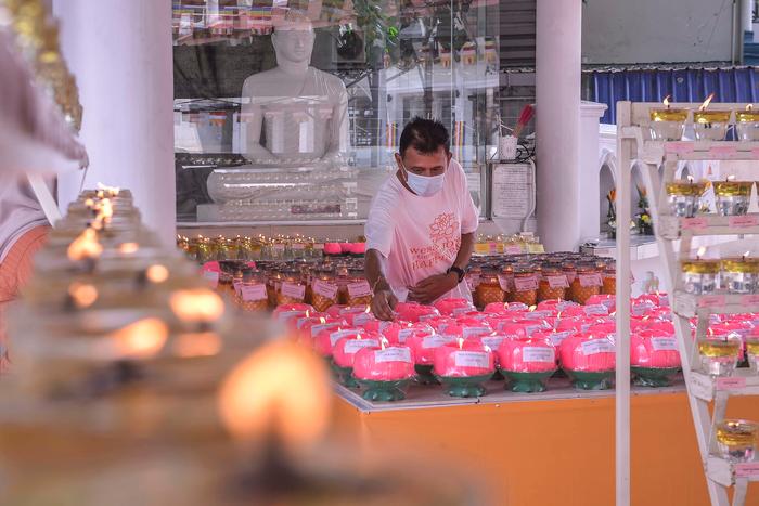 $!A member of the Maha Vihara Buddhist Temple Committee make a prayer at the temple during a survey in conjunction with Wesak Day during the Movement Control Order (PKP) 3.0 today. - ADIB RAWI YAHYA THESUN