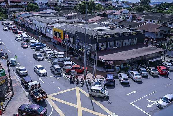 An example of the double parking problem near Seventeen Mall at SS 17, Petaling Jaya. — Sunpix by Adib Rawi