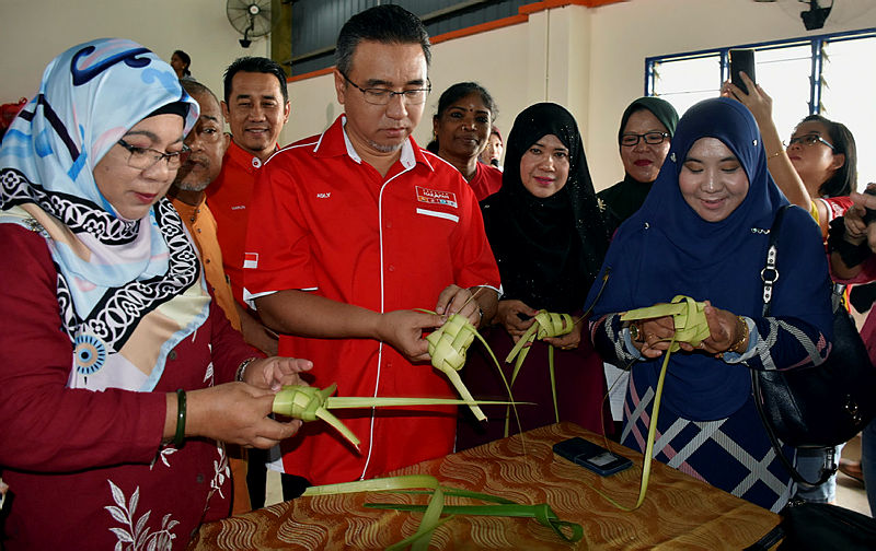 Malacca Chief Minister Adly Zahari (2nd L) at the Pasar Harapan Rakyat organised by Kota Malacca PH Wanita in Telok Mas, on June 3, 2019. — Bernama