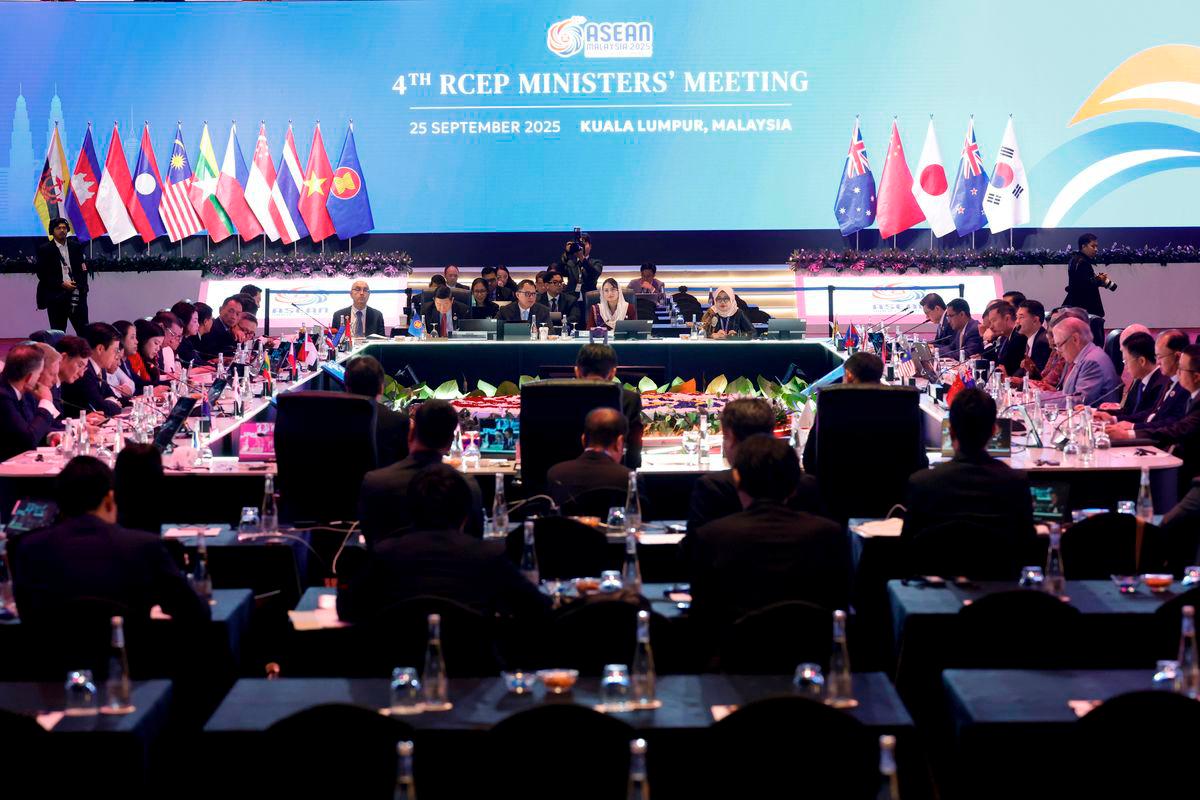 Indonesia’s Deputy Minister of Trade, Dyah Roro Esti Widya Putri, chaired the 4th Regional Comprehensive Economic Partnership (RCEP) Ministers’ Meeting at the Malaysia International Trade and Exhibition Centre (MITEC), here. RCEP is an ASEAN-led initiative involving 15 countries, including all 10 ASEAN member states and five key partners — China, Japan, South Korea, Australia, and New Zealand. – BERNAMA