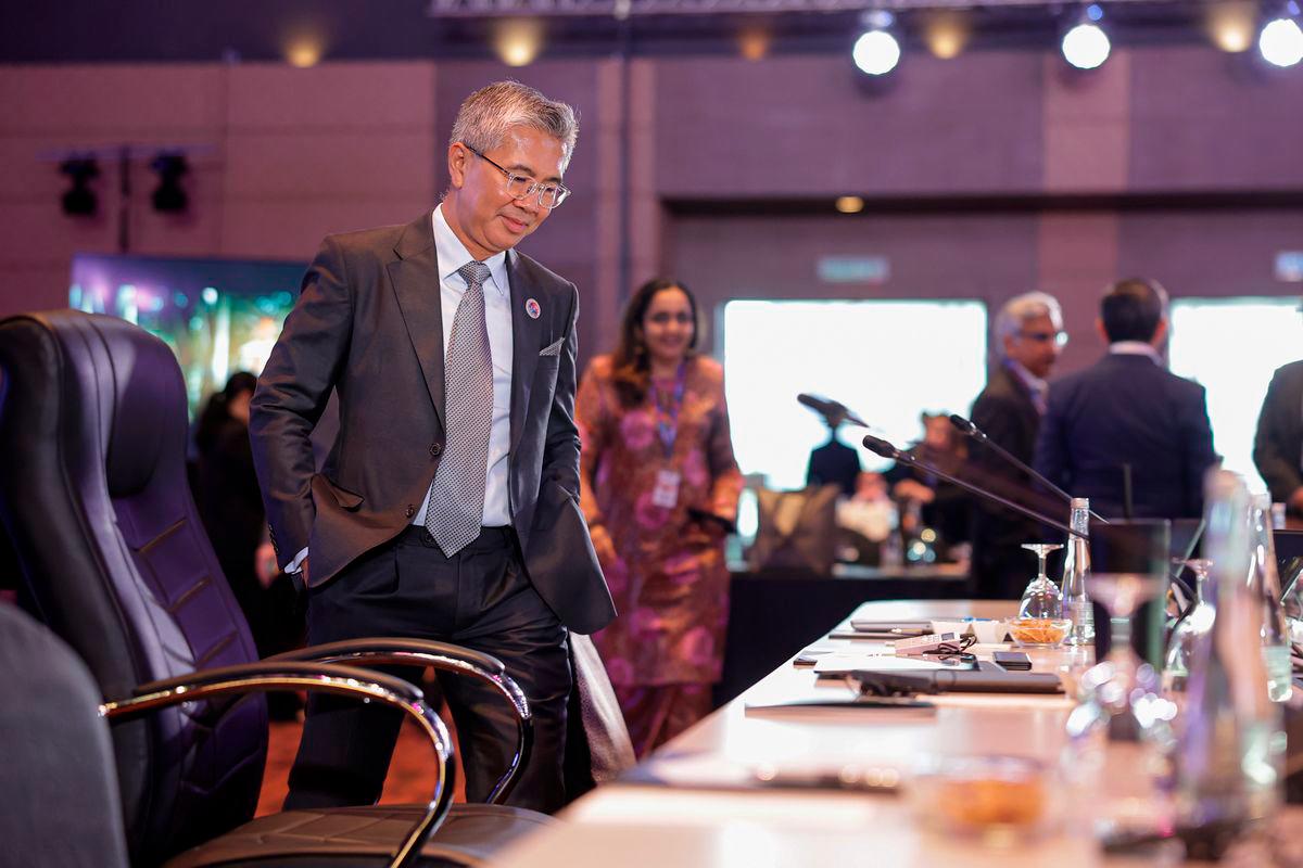 Minister of Investment, Trade and Industry (MITI) Tengku Datuk Seri Zafrul Abdul Aziz arriving at the 30th ASEAN Economic Ministers' (AEM)-Closer Economic Relations (CER) Consultation held in conjunction with 57th ASEAN Economic Ministers’ Meeting (AEM) and Related Meetings at Malaysia International Trade and Exhibition Centre (MITEC) today. - BERNAMA