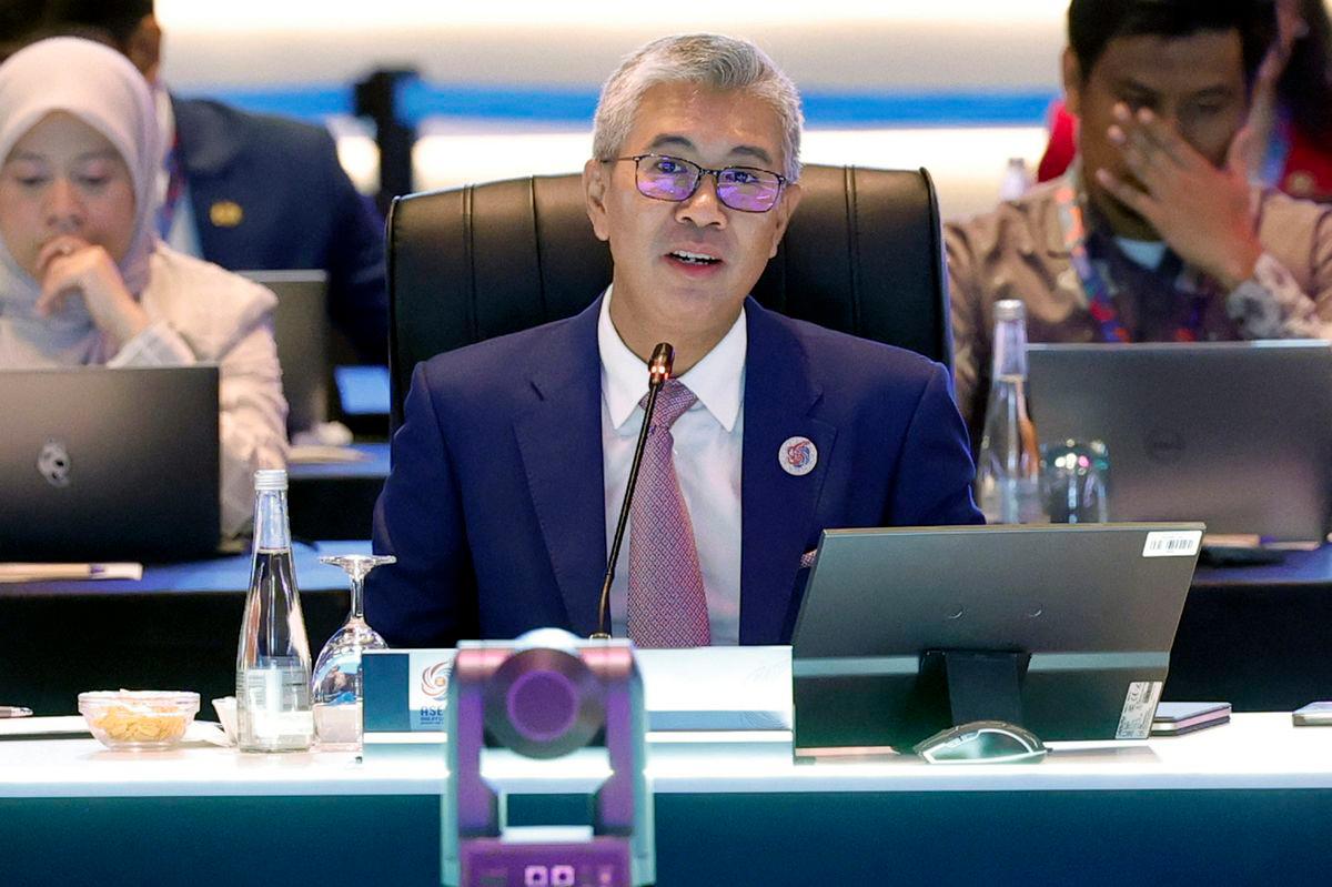 Menteri Pelaburan, Perdagangan dan Industri Tengku Datuk Seri Zafrul Abdul Aziz mempengerusikan mesyuarat Menteri-Menteri Ekonomi ASEAN (AEM) dengan Wakil Perdagangan Amerika Syarikat (USTR) United States Trade Representative Jamieson Greer, di Pusat Pameran dan Perdagangan Antarabangsa Malaysia (MITEC), di sini. - fotoBERNAMA
