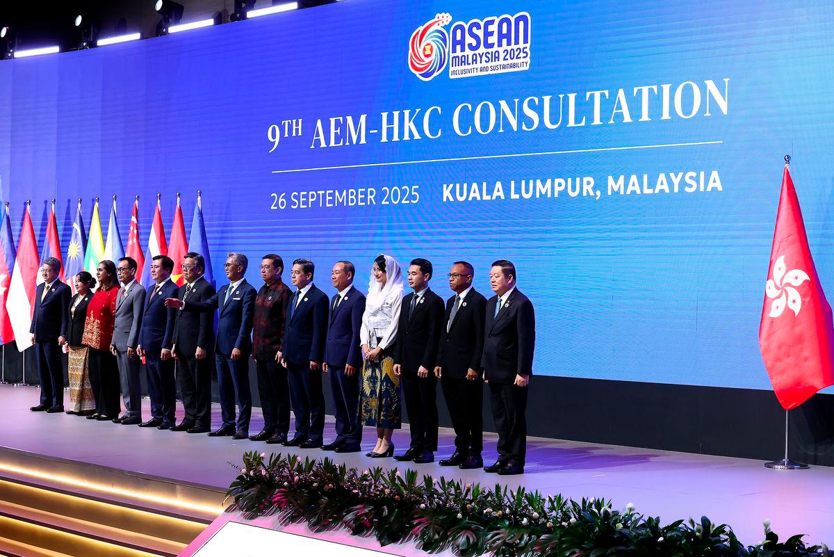 Minister of Investment, Trade, and Industry, Tengku Datuk Seri Zafrul Abdul Aziz (eighth, right) poses with the ASEAN Economic Ministers (AEM) and Hong Kong, China Secretary for Commerce and Economic Development Algernon Yau (ninth, right) at the 9th AEM-HKC Consultation held in conjunction with the 57th AEM Meeting and Related Meetings at the Malaysia International Trade and Exhibition Centre (MITEC) today. - BERNAMAPIX