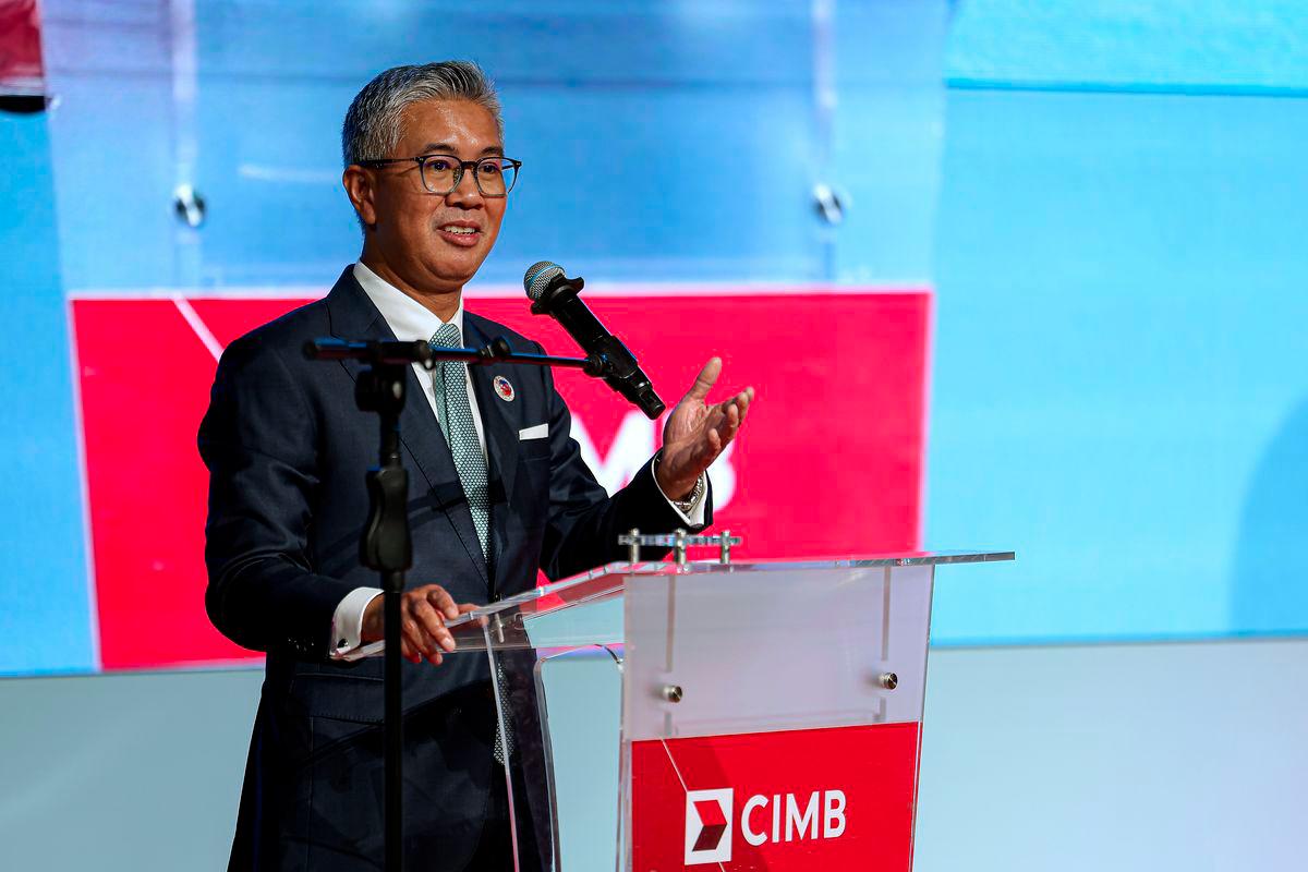 Minister of Investment, Trade and Industry (MITI) Tengku Datuk Seri Zafrul Abdul Aziz delivers his speech at the launch of CIMB Artober Art &amp; Soul Exhibition held in conjunction with the 57th ASEAN Economic Ministers’ (AEM) Meeting and Related Meetings at the Malaysia International Trade and Exhibition Centre (MITEC) today. - BERNAMAPIX