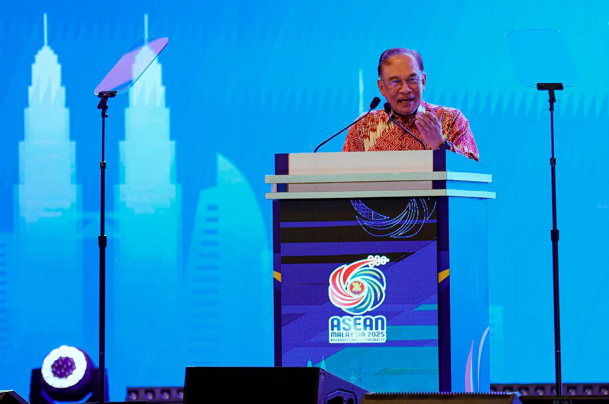 Prime Minister Datuk Seri Anwar Ibrahim delivers his speech at the 57th ASEAN Economic Ministers’ Meeting (AEM) and Related Meetings Gala Dinner at Taman Botani Perdana Kuala Lumpur today. - BERNAMA