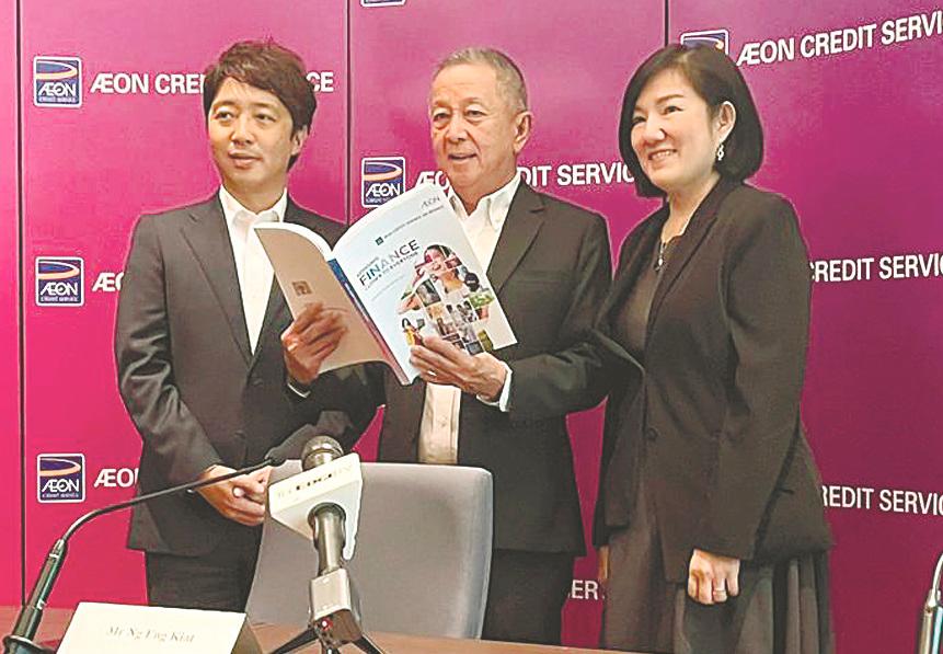 From left: Maeda, Ng and Lee at a press conference after Aeon Credit’s AGM.