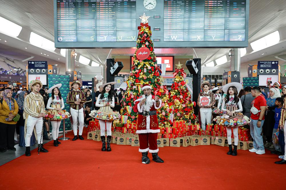 Fernandes speaking at AirAsia MOVE’s Christmas celebration at Kuala Lumpur International Airport Terminal 2 today. – Bernamapic