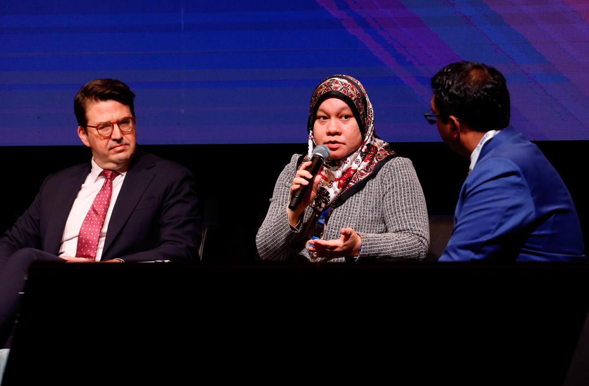 Asian Development Bank head of Southeast Asia Green Finance Hub Scott Roberts (left) and Siti Safinah (centre) during a panel discussion on ‘Powering Asean Energy Transition: Connectivity, Financing and Investment’ in conjunction with the 25th Asean Energy Business Forum at the Kuala Lumpur Convention Centre yesterday. – Bernamapic